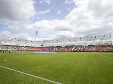 Tijdens het seizoen 2014/2015 wordt er druk gewerkt in het Polman Stadion. Niet alleen op het veld, maar ook op de tribunes. Voor de thuiswedstrijd tegen Go Ahead Eagles zijn de eerste contouren van de nieuwe tribune al te zien. (17-05-2015)