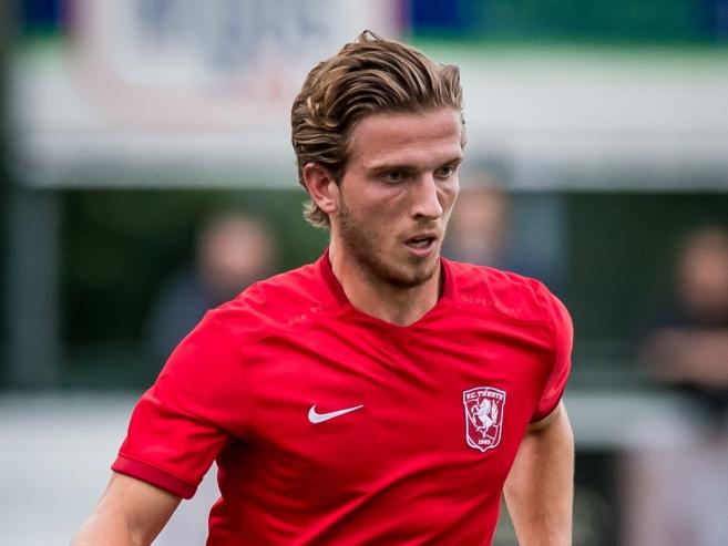 Jelle van der Heyden krijgt in de voorbereiding de kans in het eerste elftal van FC Twente. De jonge middenvelder maakt indruk en mag geregeld in de basis beginnen van trainer Alfred Schreuder. (25-07-2015)