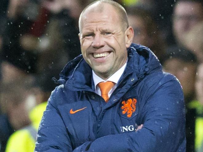 Bondscoach Fred Grim kan breed lachen nadat Jong Oranje op gemakkelijke wijze de leeftijdsgenoten van Cyprus over de knie legt. In Deventer wordt het maar liefst 4-0 voor de spelers van Grim. (04-09-2015)