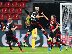 Die Spieler von Bayer Leverkusen feiern den Führungstreffer zum 1:0 durch Admir Mehmedi
