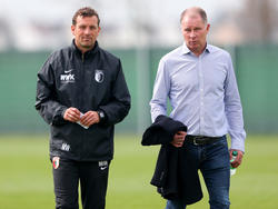 Das letzte Worte ist noch nicht gesprochen: FCA-Manager Reuter (r.) will seinen Trainer Weinzierl (l.) halten