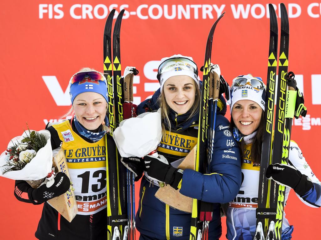 Stina Nilsson (m.) führt die Tour de Ski an