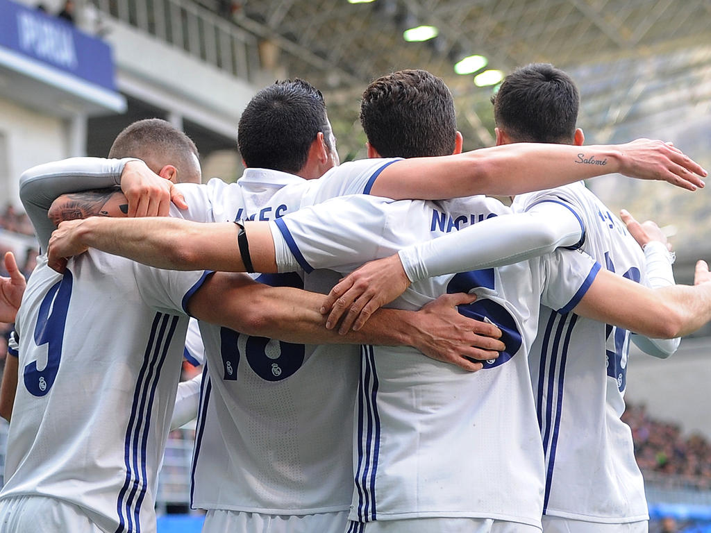 Los jugadores del Madrid festejan uno de los cuatro goles en Ipurua. (Foto: Getty)