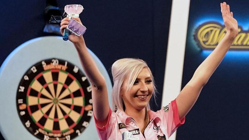 Dartsspielerin Fallon Sherrock wird auf Welttournee gehen Dartsspielerin Fallon Sherrock wird auf Welttournee gehen