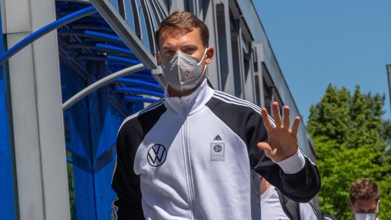 Torwart Manuel Neuer grüßt bei Ankunft der Nationalmannschaft im Teamhotel