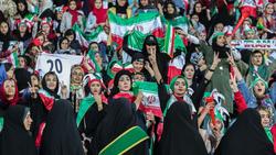 Zum ersten Mal nach mehr als 40 Jahren haben Frauen nun auch beim Teheraner Stadtderby Zutritt zum Fußball-Stadion