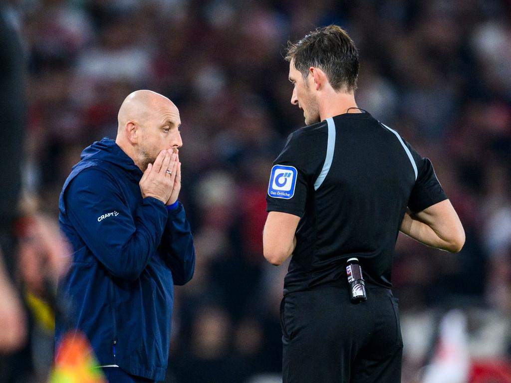 Zwiegespräch: Darmstadt-Trainer Torsten Lieberknecht (l) und Schiedsrichter Matthias Jöllenbeck.