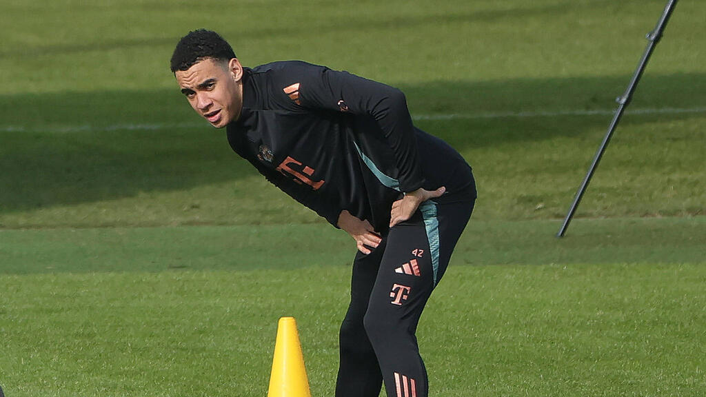 Die medizinische Abteilung des FC Bayern beobachtet Jamal Musiala derzeit ganz genau Die medizinische Abteilung des FC Bayern beobachtet Jamal Musiala derzeit ganz genau