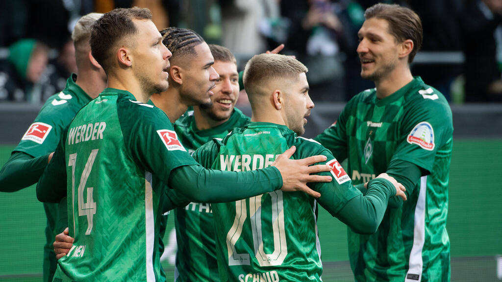Romano Schmid (2.v.r.) könnte Werder Bremen im Sommer verlassen Romano Schmid (2.v.r.) könnte Werder Bremen im Sommer verlassen