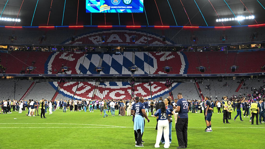 Auf dem heiligen Rasen des FC Bayern wurde nach dem CL-Finale lange gefeiert Auf dem heiligen Rasen des FC Bayern wurde nach dem CL-Finale lange gefeiert