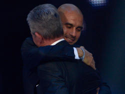 Bayern Münchens Trainer Pep Guardiola und sein Vorgänger Jupp Heynckes bei einer Gala im Herbst 2013