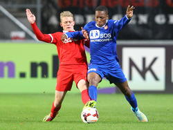 Zowel Kasper Kusk (l.) als Ludcinio Marengo (r.) zet alles op alles om als eerste bij de bal te zijn tijdens Jong FC Twente - FC Volendam. (03-11-2014)