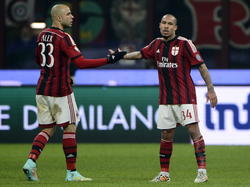 Alex bedankt Nigel de Jong voor het maken van de 2-1 tegen Sassuolo in de Coppa Italia. (13-01-15)