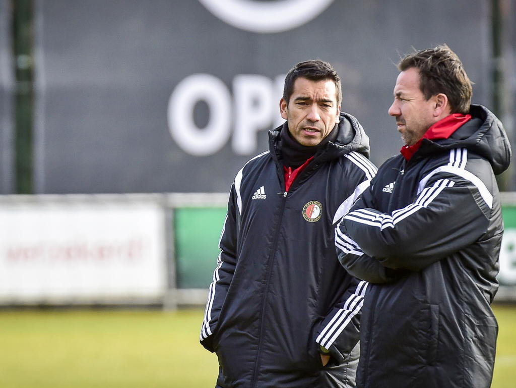 Feyenoord assistent-trainers Jean Paul van Gastel (r.) en Giovanni van Bronckhorst (l.) in gesprek met elkaar. (25-02-2015)