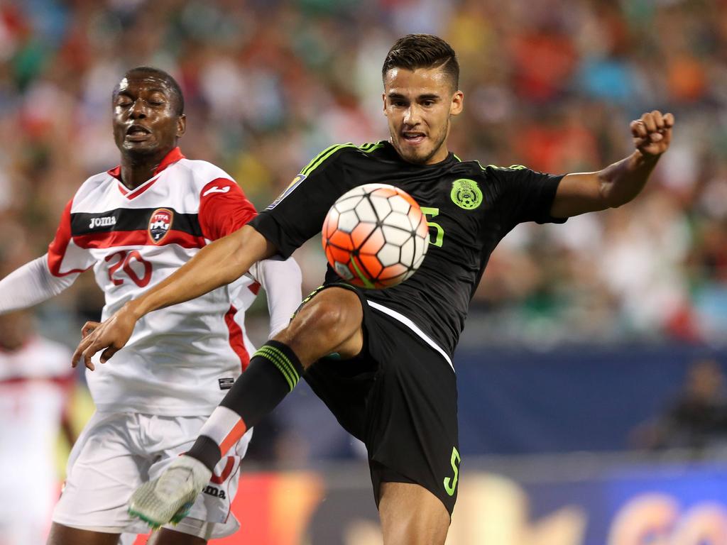 Diego Reyes (d.) gana el cuero ante el acoso de Cummings. (Foto: Imago)