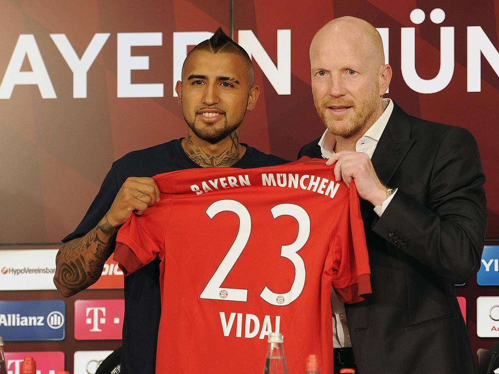 Arturo Vidal (l.) wird bei Bayern München die Nummer 23 tragen