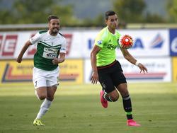 Anwar El Ghazi (r.) neemt de bal mee, terwijl Filip Novák uit alle macht bij de buitenspeler van Ajax probeert te komen. (27-08-2015)