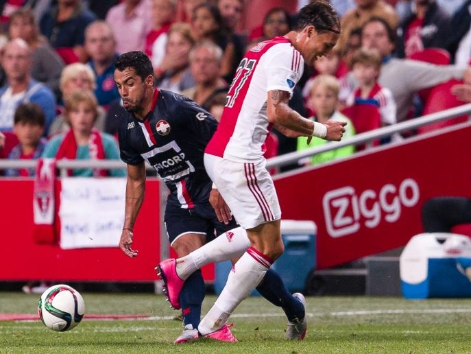 Bruno Andrade loopt in het duel Ajax - Willem II een scheenbeenbreuk op na een overtreding van Nemanja Gudelj. (15-08-2015)