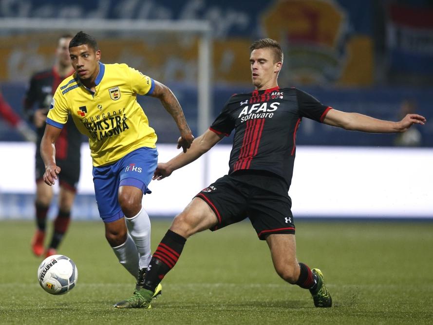 Marlon Pereira (l.) duelleert met Markus Henriksen (r.) tijdens het competitieduel SC Cambuur - AZ Alkmaar. (17-10-2015)