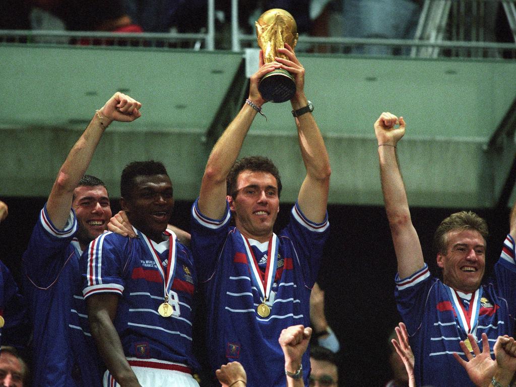 Laurent Blanc feiert mit Zinedine Zidane, Marcel Desailly und Didier Deschamps (v.l.) den WM-Titel 1998