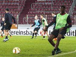 Derrick Luckassen speelt een bal naar zijn teamgenoot tijdens de laatste training van AZ voor het Europa League-duel met FC Augsburg. (04-11-2015)