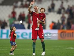 Nach dem Viertelfinalsieg gegen Polen freut sich Pepe und winkt den Fans.