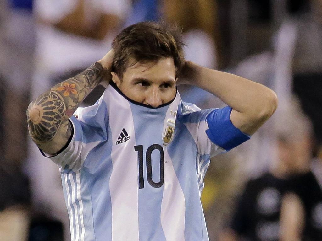Lionel Messi baalt enorm nadat hij met Argentinië de finale van de Copa América heeft verloren van Chili. (27-06-2016)