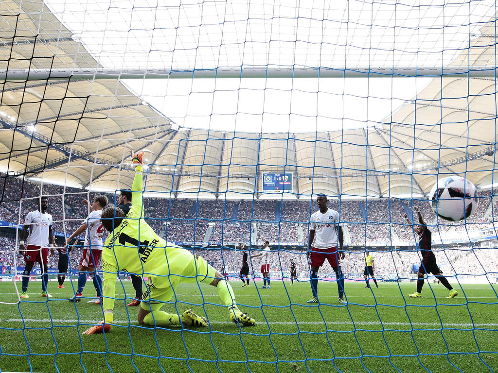 Und der Ball ist drin. Lukas Hinterseer trifft gegen den Hamburger SV zum 1:1