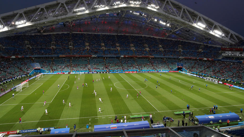 Blick ins weite Rund von Sochi. Die Teams wärmen sich auf