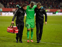 Ingolstadts Martin Hansen wird im Spiel gegen Leipzig an der Kniekehle verletzt