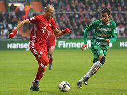 Arjen Robben (l.) duelleert namens Bayern München met Santiago García van Werder Bremen (28-01-2017).