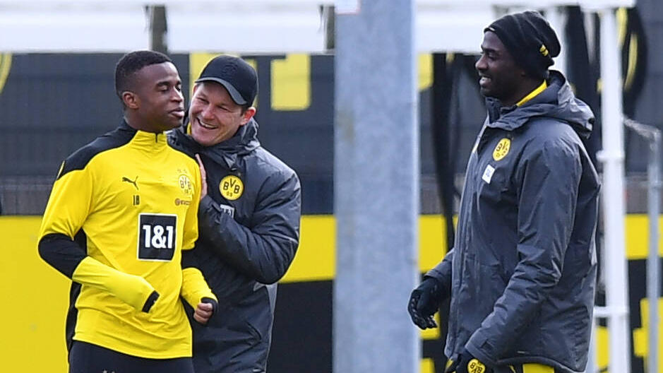 Otto Addo (r.) kommt nicht nur bei Youssoufa Moukoko bestens an