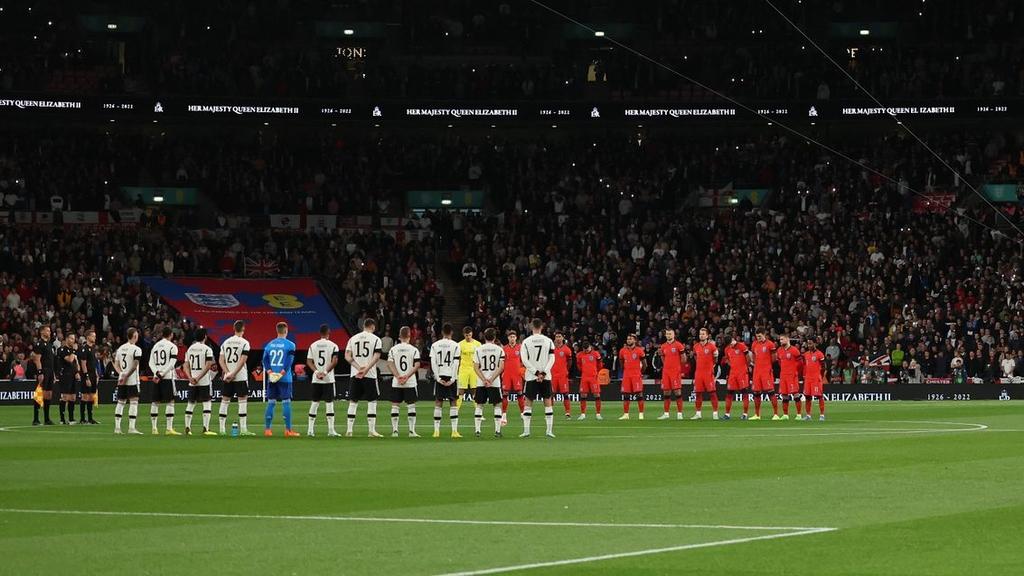 Im Wembley Stadion legen die Spieler von Deutschland und England vor dem Spiel eine Schweigeminute zum Gedenken an Königin Elizabeth II. ein