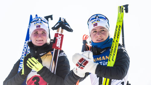 Die norwegischen Biathlon-Stars Marte Olsbu Röiseland (l.) und Tiril Eckhoff, hier im März 2022
