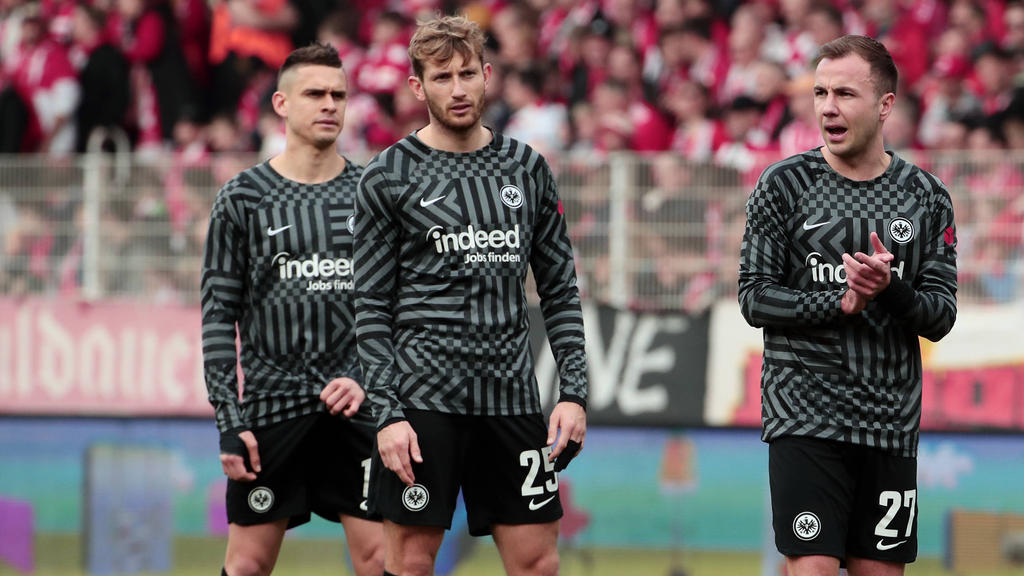 Rafael Borré (l.) und Christopher Lenz (M.) gehörten dem SGE-Kader gegen Lewski Sofia nicht an