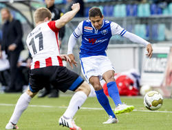 Ayrton Statie (r.) geeft een voorzet tijdens het competitieduel FC Den Bosch - FC Oss. (08-11-2015)