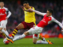 Arsenals Gabriel grätscht Andre Gray vom FC Burnley den Ball ab