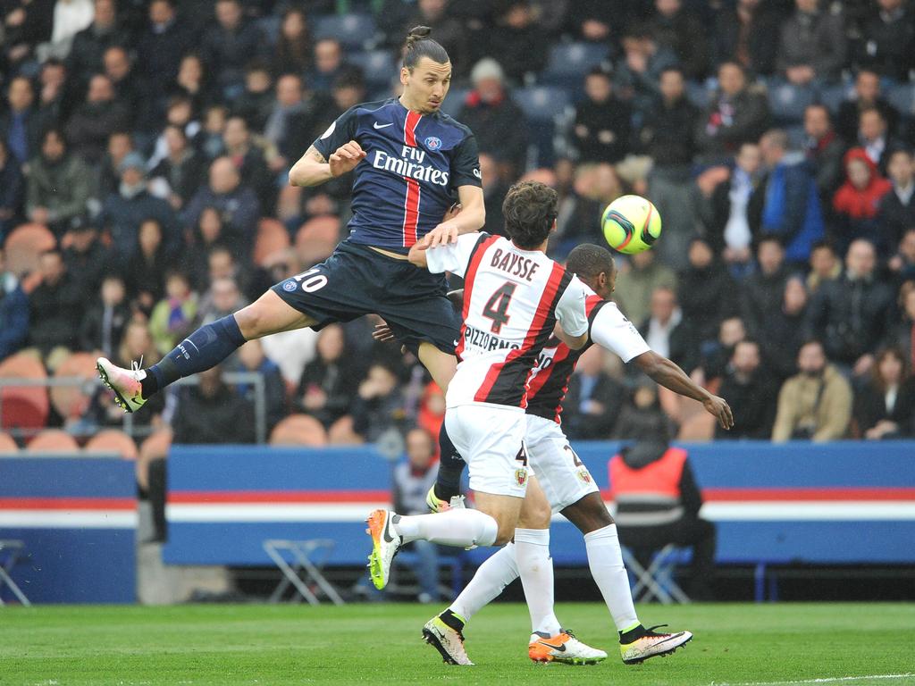 Baysse ve como Zlatan remata un balón en la Ligue 1. (Foto: Getty)