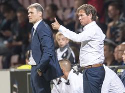 Marco van Basten (l.) en Alex Pastoor (r.) staan er ontspannen bij tijdens de seizoensouverture van AZ tegen Heracles Almelo. (09-08-2014)