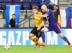 Bram Nuytinck (r.) probeert Ciro Immobile (l.) van de bal te zetten tijdens het Champions League-duel tussen RSC Anderlecht en Borussia Dortmund. (01-10-2014)