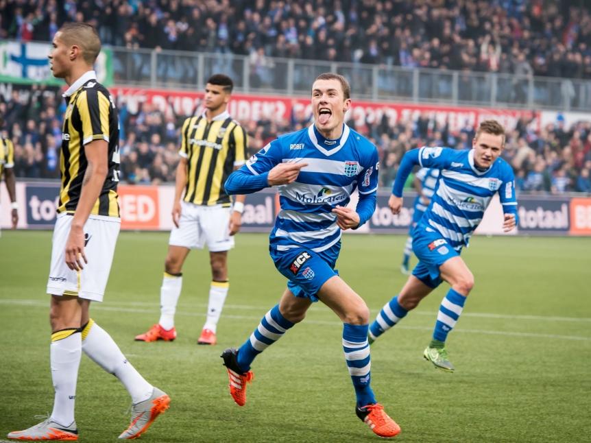 Thomas Lam juicht nadat hij PEC Zwolle zojuist op 1-1 heeft gezet in het duel met Vitesse. (18-10-2015)