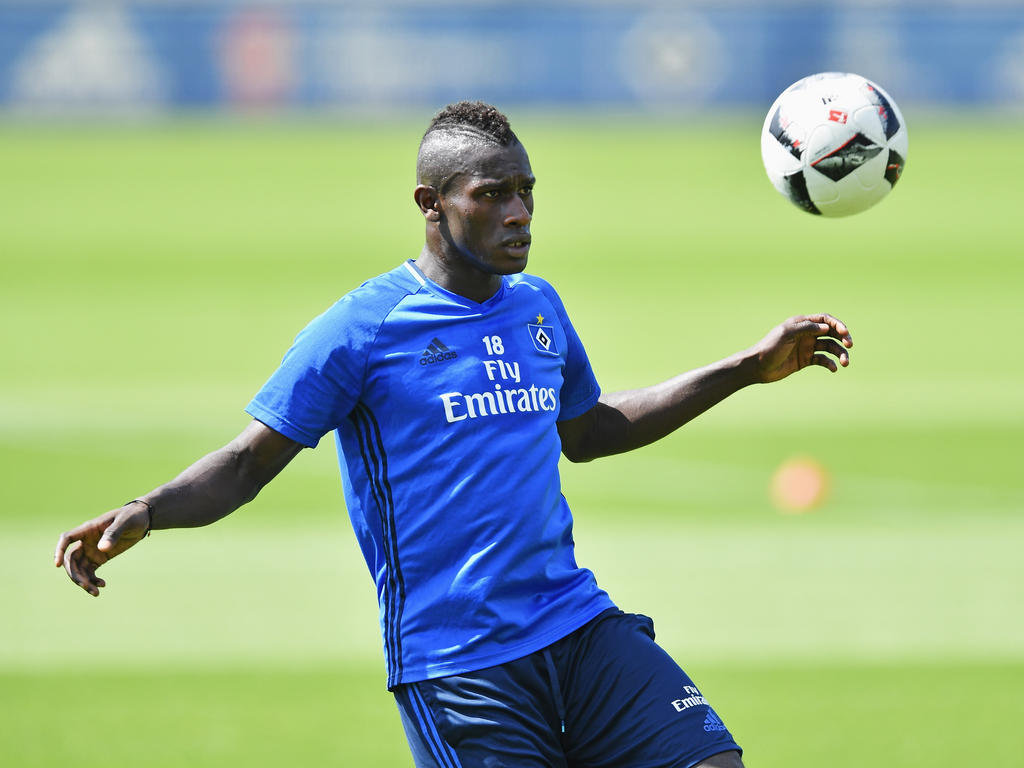 Bakery Jatta bekam als erster Flüchtling einen Profivertrag in der Bundesliga Bakery Jatta bekam als erster Flüchtling einen Profivertrag in der Bundesliga