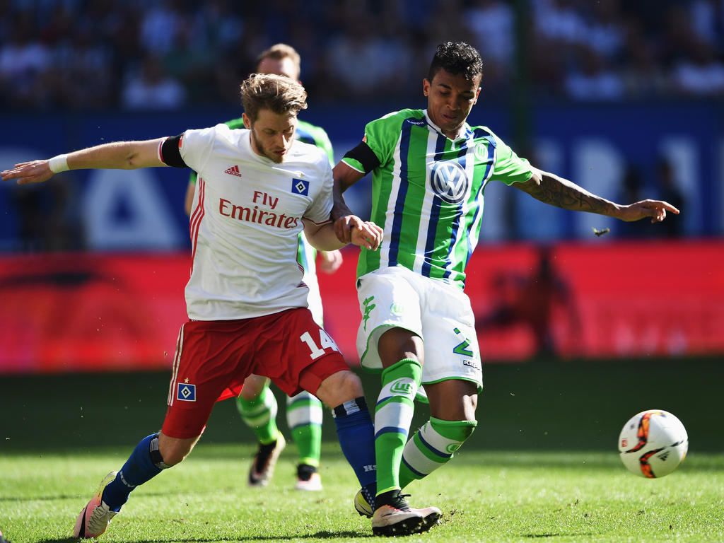 Wie lange kämpft Luiz Gustavo (r.) für Wolfsburg um den Ball? Wie lange kämpft Luiz Gustavo (r.) für Wolfsburg um den Ball?