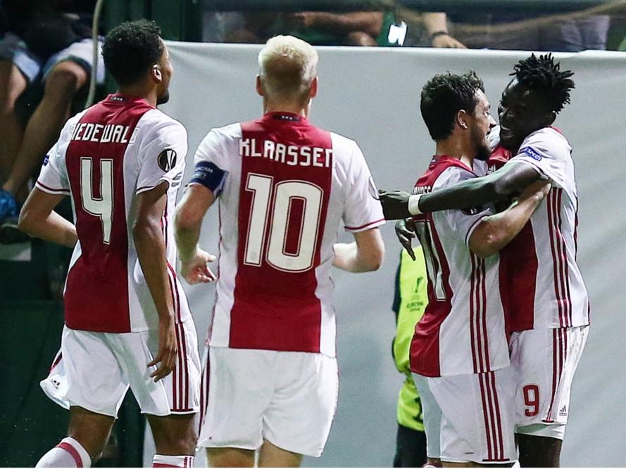 Bertrand Traoré (r.) wordt door Amin Younes (m.) gefeliciteerd met zijn eerste goal in het Ajax-shirt. De spits scoort de 1-1 tegen Panathinaikos. (15-09-2016)