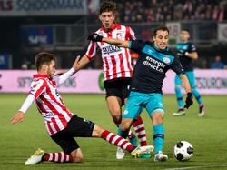 Loris Brogno (l.) zet een uitstekende tackle in tijdens de bekerwedstrijd Sparta - PSV en tikt de bal weg bij Andrés Guardado (r.). (25-10-2016)