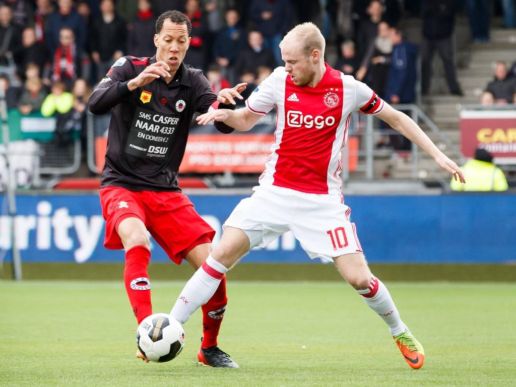 Davy Klaassen (r.) ontdoet zich van Ryan Koolwijk (l.) tijdens Excelsior - Ajax. (19-03-2017)