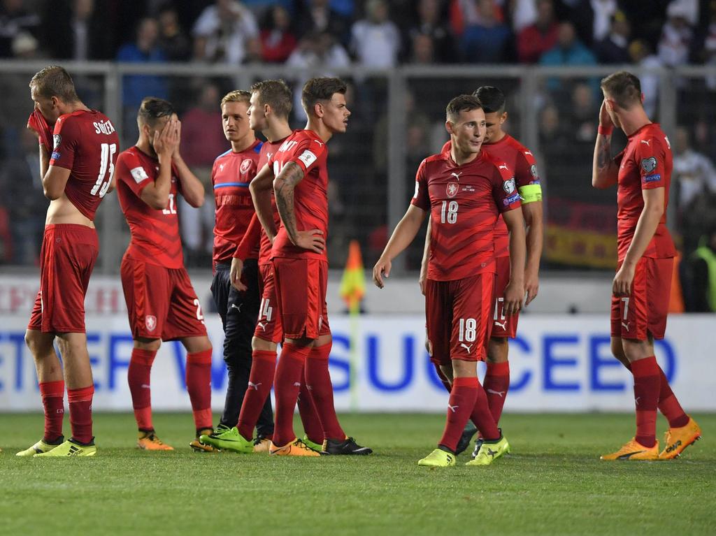 Die tschechischen Spieler stehen nach der Niederlage enttäuscht auf dem Spielfeld