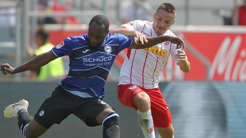 Regensburgs Andreas Geipl (r.) kommt gegen Arminia-Torschütze Reinhold Yabo zu spät Regensburgs Andreas Geipl (r.) kommt gegen Arminia-Torschütze Reinhold Yabo zu spät