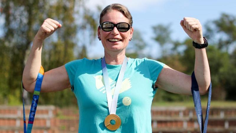 Nadine Kleinert zeigt ihre Medaillen aus Athen (l.n.r., Silber, 2004), Helsinki (Gold, 2012) und Berlin (Silber, 2009) Nadine Kleinert zeigt ihre Medaillen aus Athen (l.n.r., Silber, 2004), Helsinki (Gold, 2012) und Berlin (Silber, 2009)