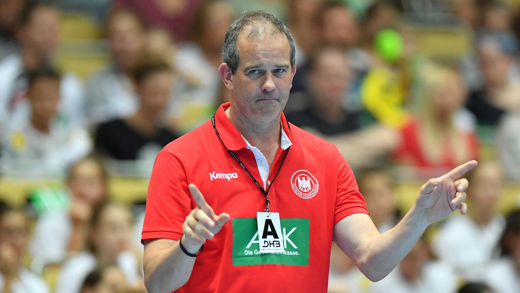 Frauen-Bundestrainer Henk Groener hat sein Arbeitspapier vorzeitig verlängert Frauen-Bundestrainer Henk Groener hat sein Arbeitspapier vorzeitig verlängert